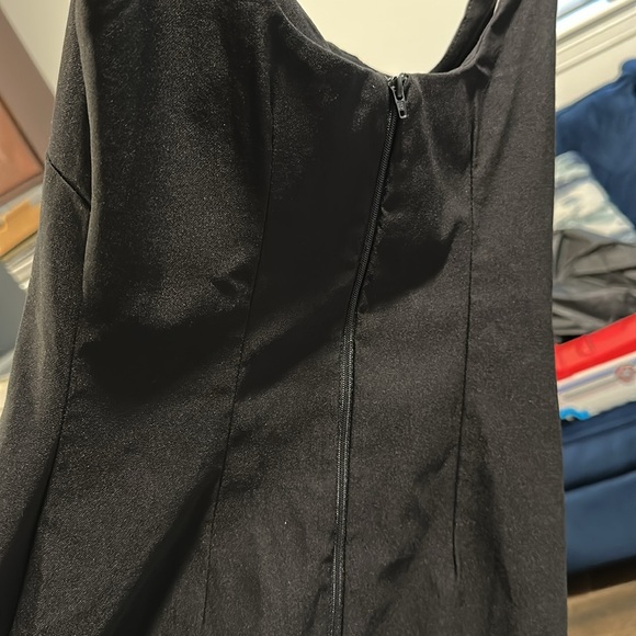 Elegant Black Dress - Picture 3 of 4